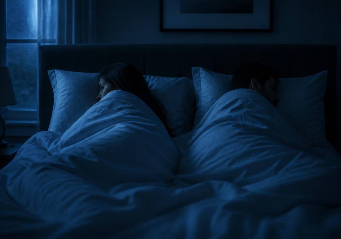 Casal de costas na cama, distância e tensão emocional
